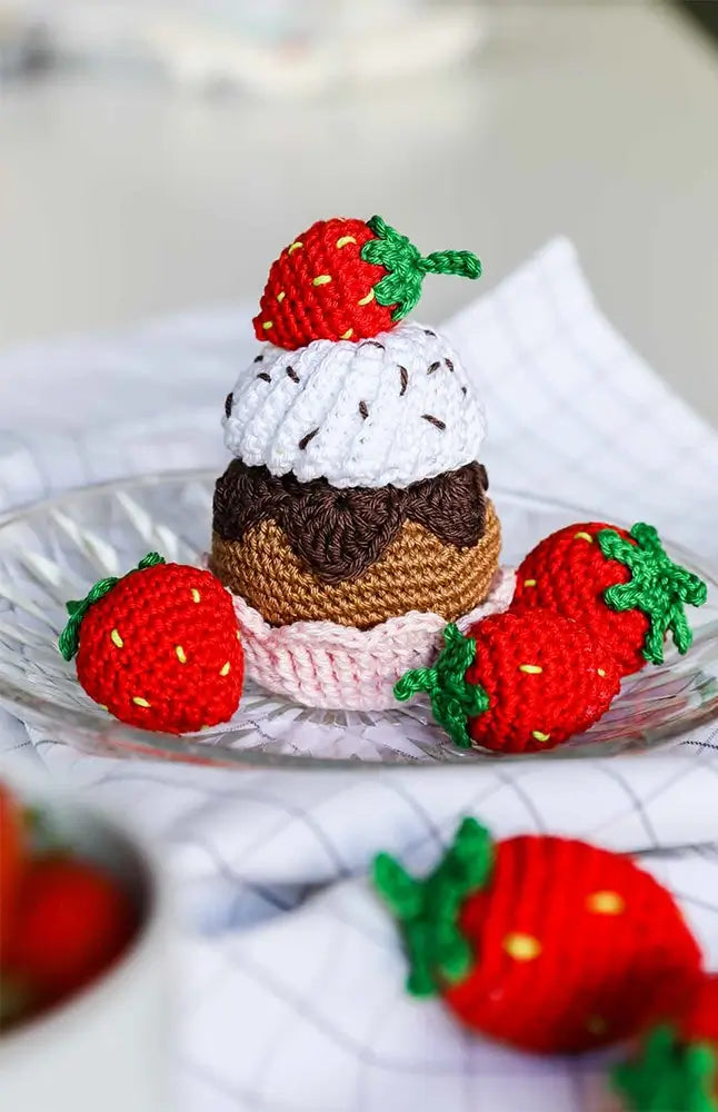 Amigurumi Erbeer-Cupcake mit Erdbeeren (Häkelset)